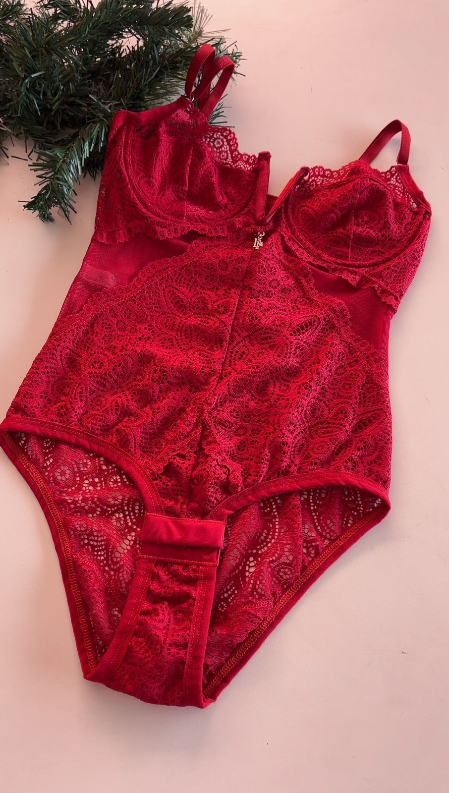 Body Jade Em Renda Decote Em V E Abertura Inferior Vermelho P