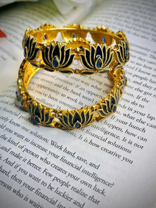 P084-Bangles