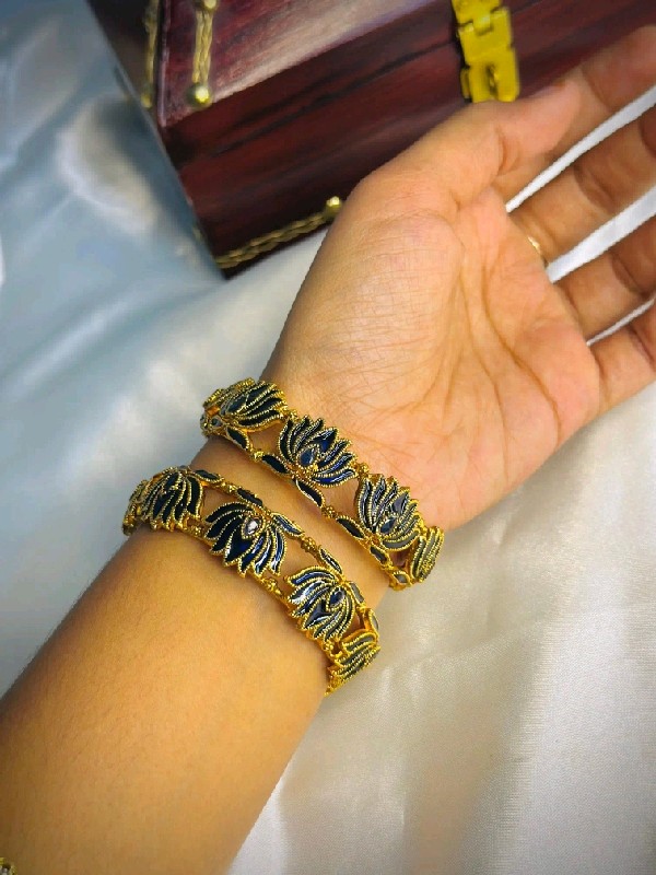 P084-Bangles