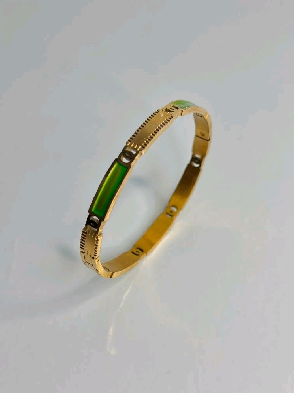 P057-Bangles