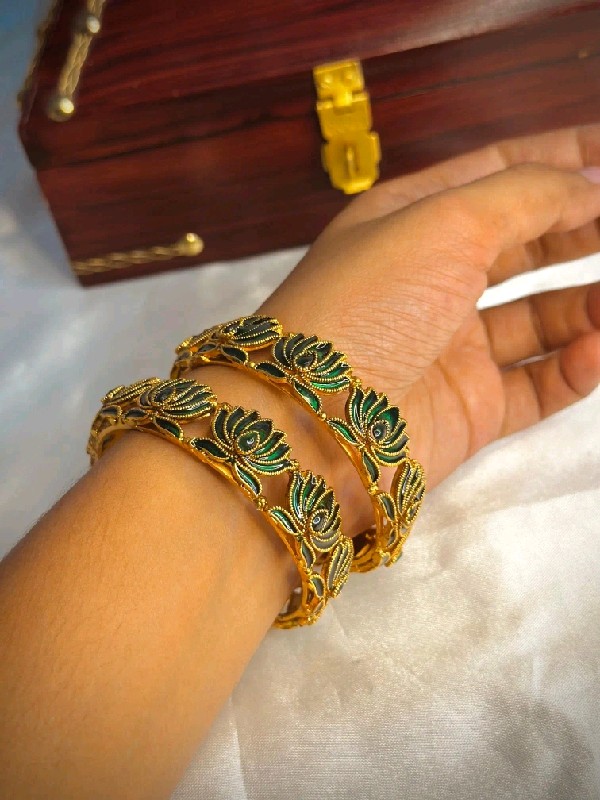 P083-Bangles