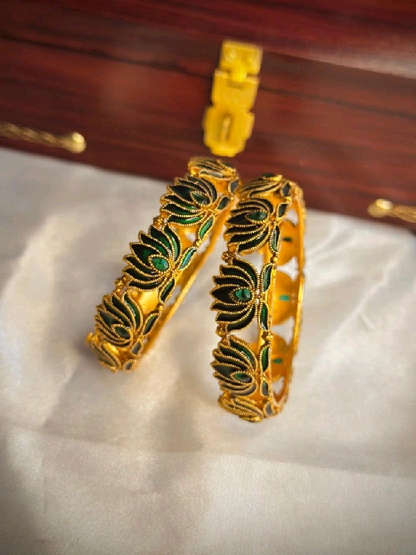 P083-Bangles