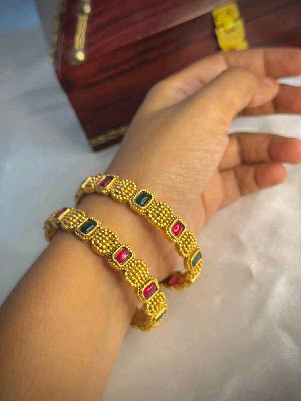 P086-Bangles