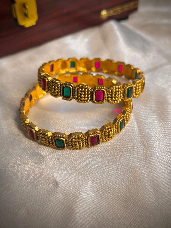 P086-Bangles