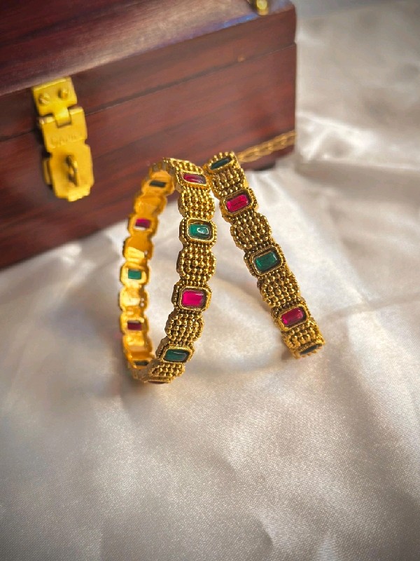 P086-Bangles