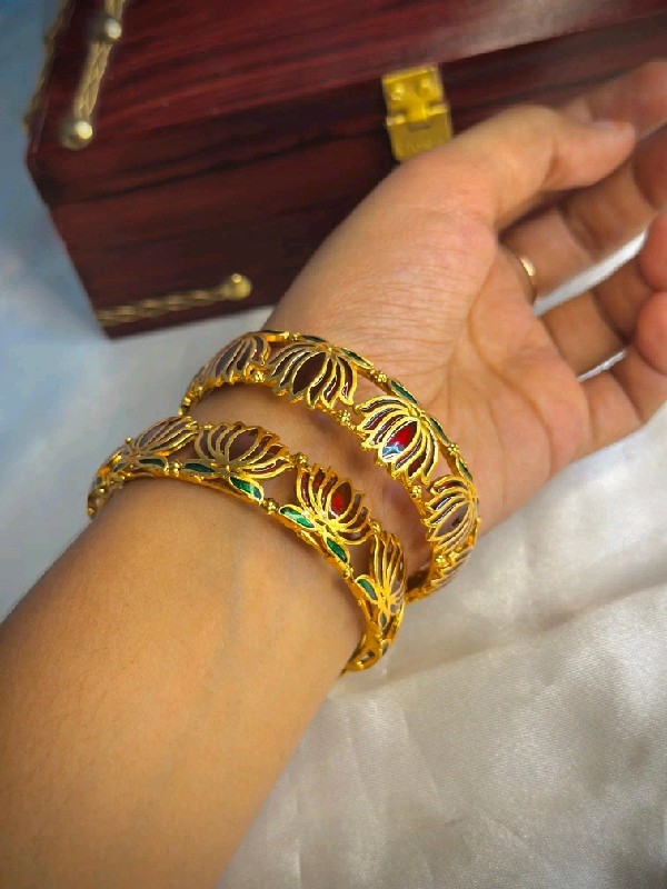 P082-Bangles
