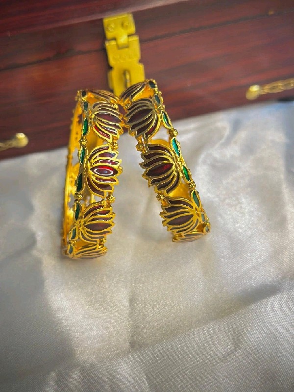 P082-Bangles